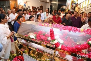 Celebrities pay homage to superstar Krishna
